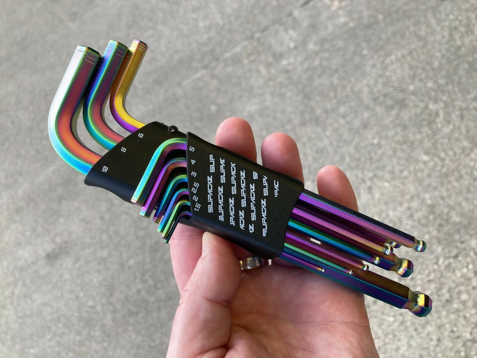 SUPACAZ Multi-tool Allen Keyz Oil Slick 9 Fonctions 3 SUPACAZ Multi-tool Allen Keyz Oil Slick 9 Fonctions – Image 3